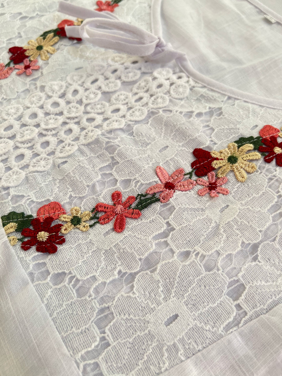 Camicetta elegante in pizzo patchwork con scollo a V